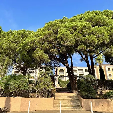 Hyeguy Pour 3 Personnes En Rez De Jardin Avec Piscine Commune A Giens *